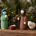 Krippen vor weihnachtlich dekoriert vor weihnachtlich dekorierter Girlande.