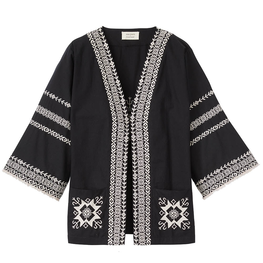 schwarze Blusenjacke mit weißer Stickerei