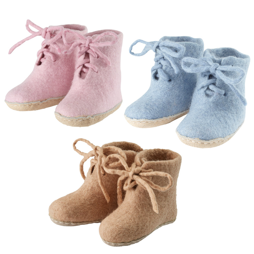 Drei Paar Baby-Filzstiefelchen in rosa, hellblau und  beige mit Schnürsenkel