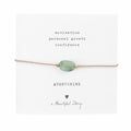 Armband aus goldfarbender Kordel mit grünem Edelstein Aventurin auf Karte, darüber steht "Motivation, personal growth" und "confidence". Darunter der Name des Steins: Aventurine, ein Herzchen und "A Beautiful Story"