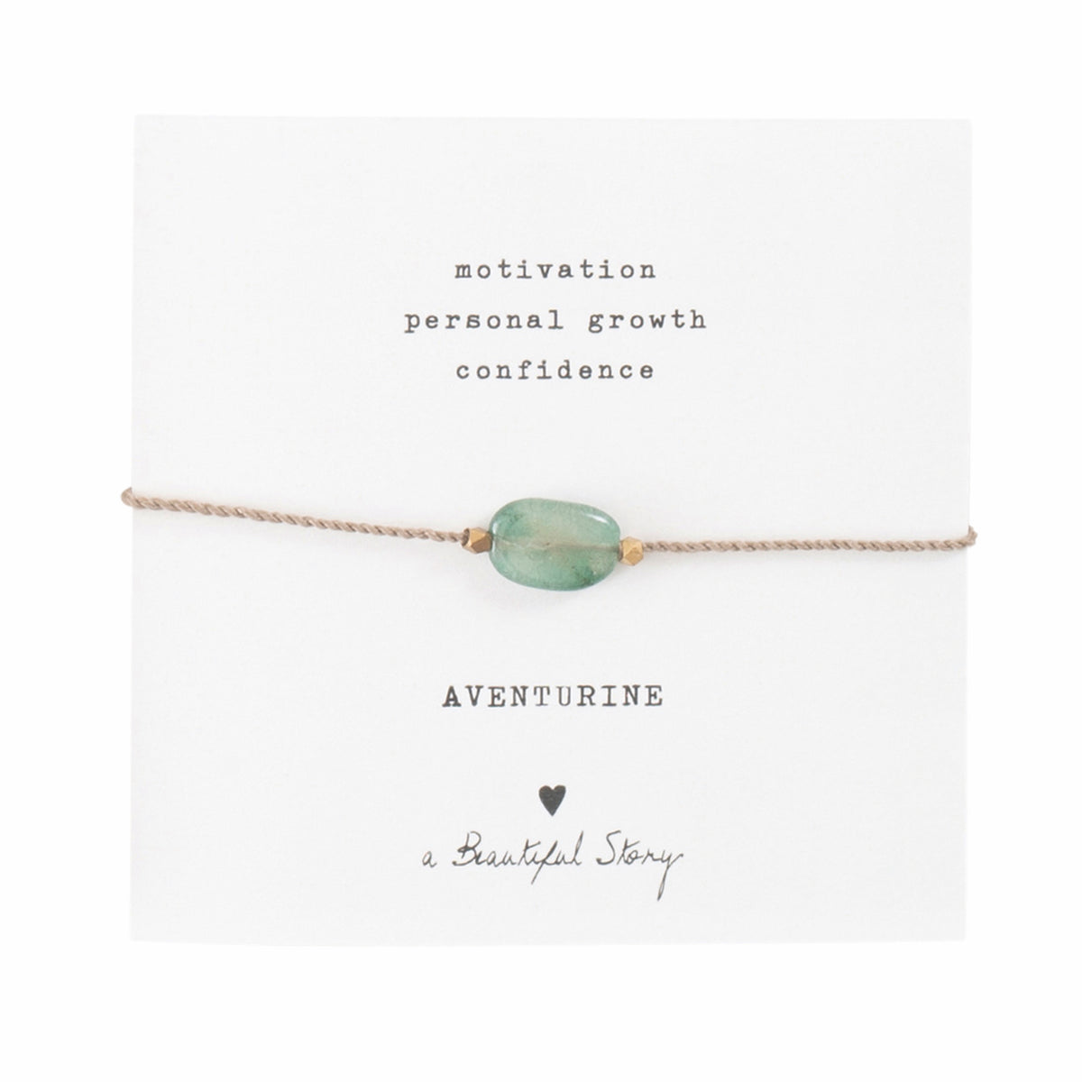 Armband aus goldfarbender Kordel mit grünem Edelstein Aventurin auf Karte, darüber steht "Motivation, personal growth" und "confidence". Darunter der Name des Steins: Aventurine, ein Herzchen und "A Beautiful Story"