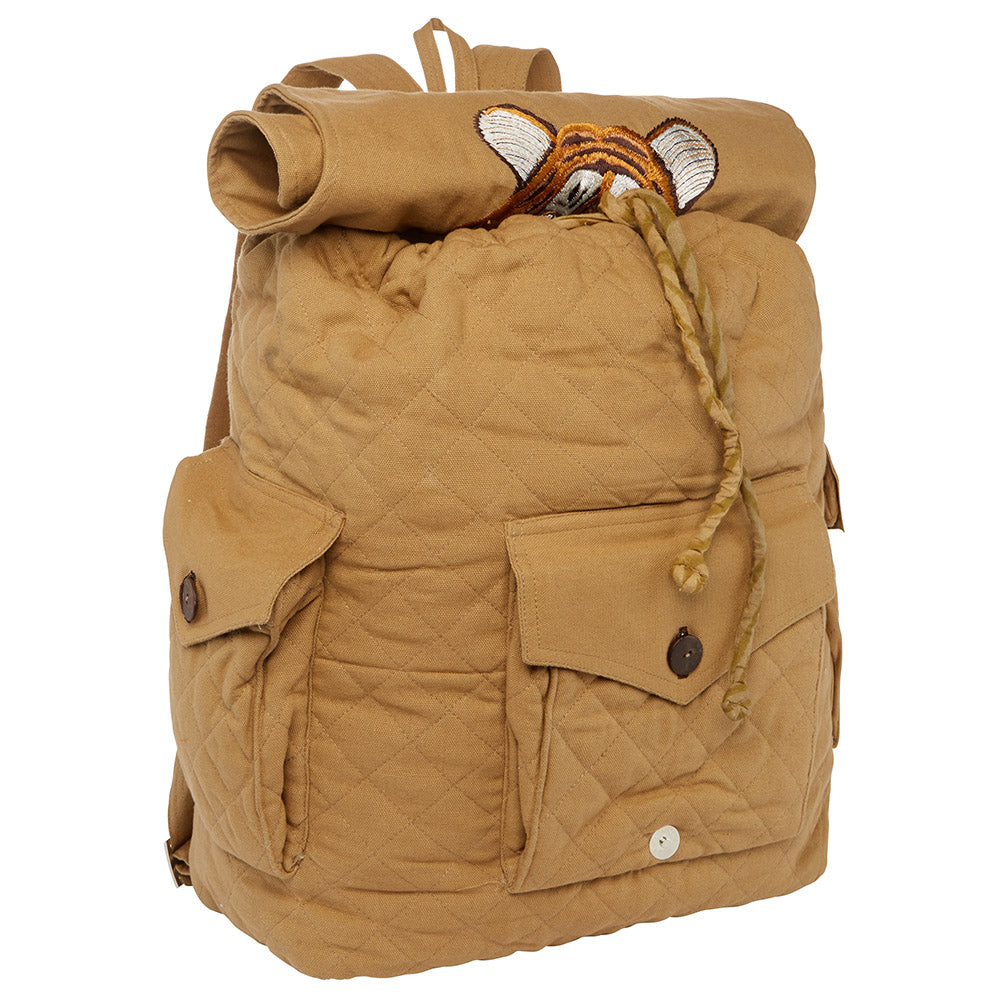 Aufgeklappter brauer Rucksack mit seitlich zwei und vorne einer aufgesetzten Taschen mit Knöpfen .
