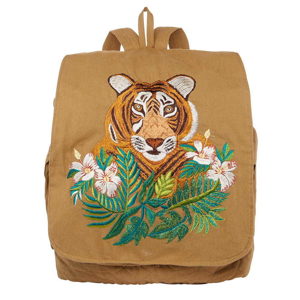 brauner Rucksack mit einem gestickten Tigerkopf. der sich hinter exotischen Blumen befindet