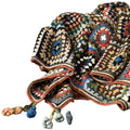 bunte Wolldecke mit Patchworkmuster mit Bommeln am Rand