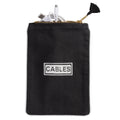 Kabeltasche mit Reißverschluss und Aufdruck. Zur Veranschaulichung schaut ein Kabel hervor.