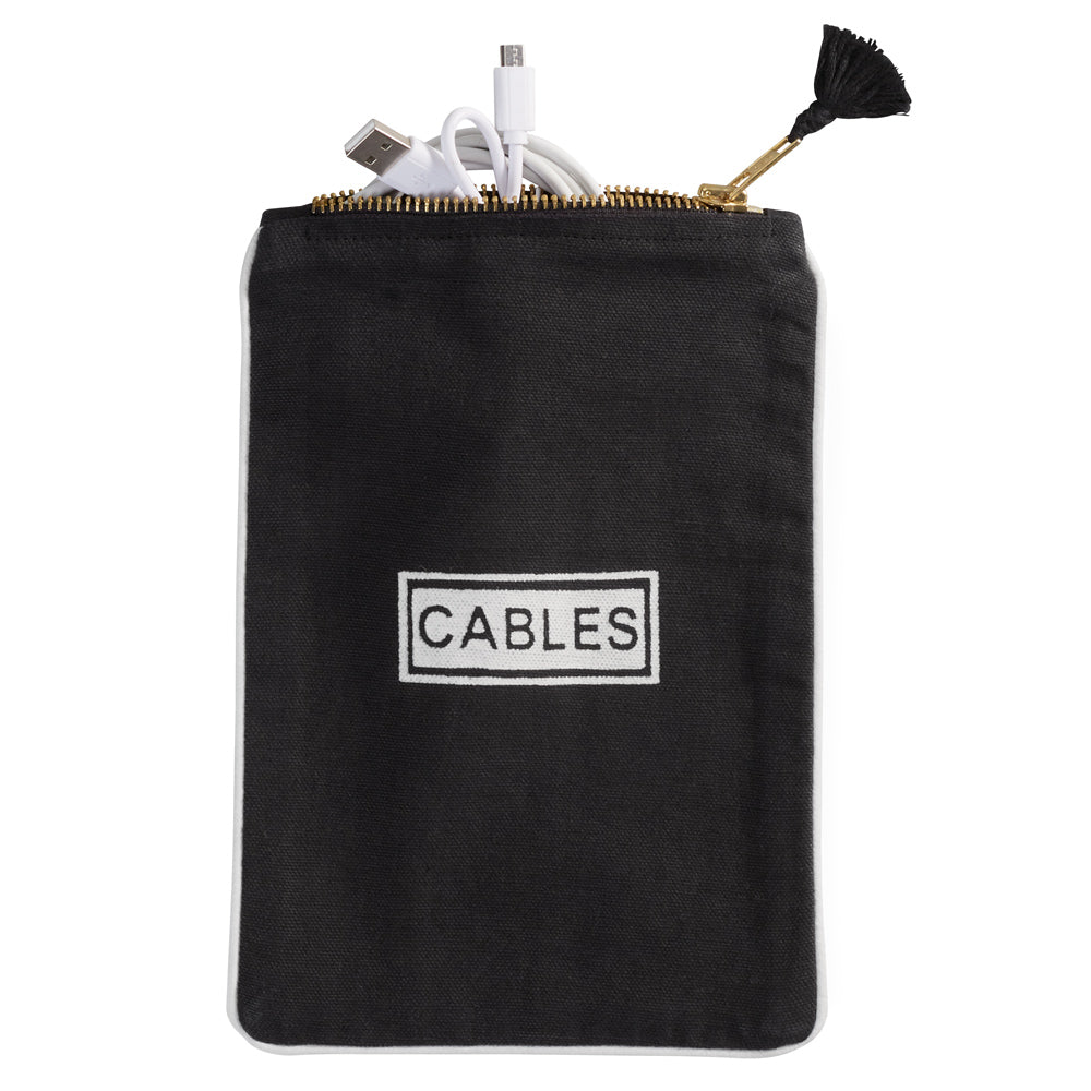 Kabeltasche mit Reißverschluss und Aufdruck. Zur Veranschaulichung schaut ein Kabel hervor.