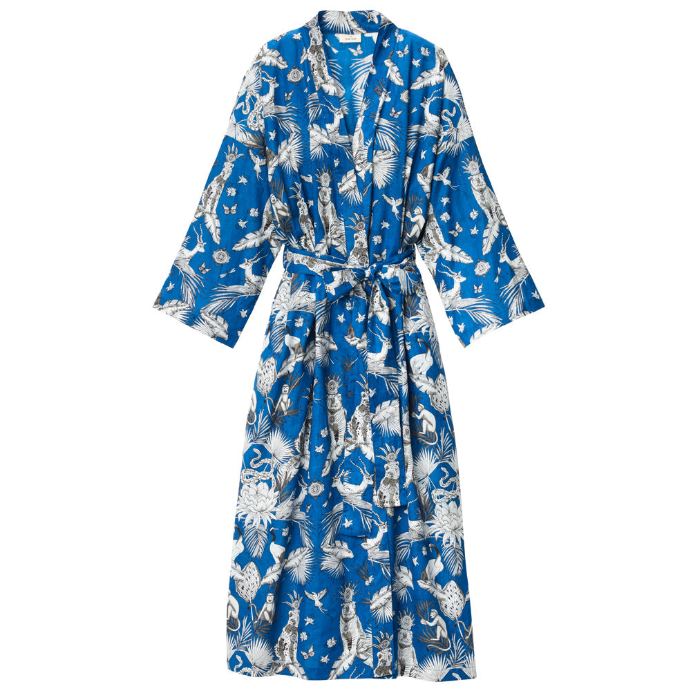 Blauer Kimono mit schwarz-weißem Muster mit Bindegürtel geschlossen.