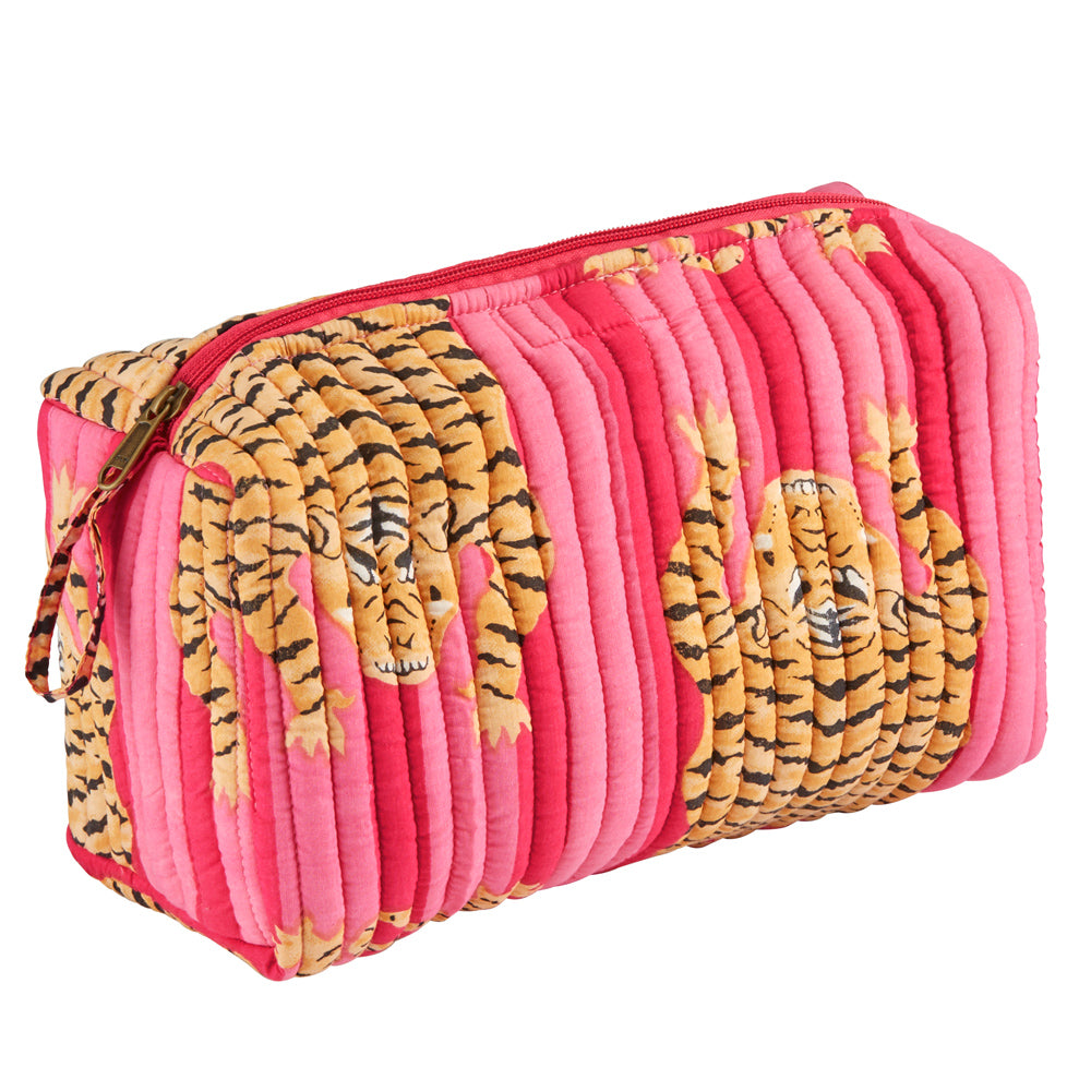 Kulturtasche in pink mit auffälligem Tigermusterbedruckt.
