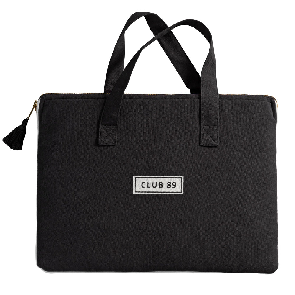 Laptop bag with closed zipper.