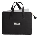 Schwarze Laptoptasche mit herausschauendem silbernen Notebook, nicht im Lieferumfang enthalten)