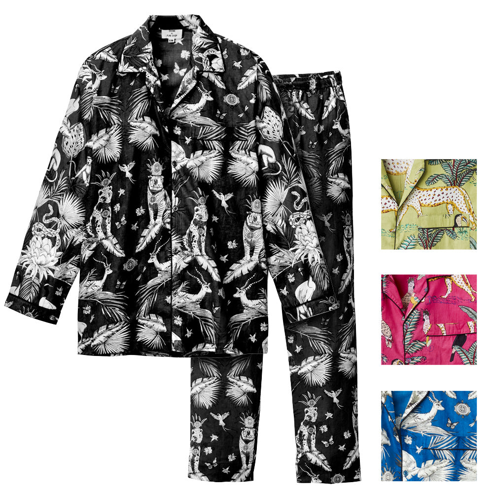 Schwarzer Pyjama mit weißem Druck mit Dschungelmotiv und Farbbeispielen für grün, pink, blau.