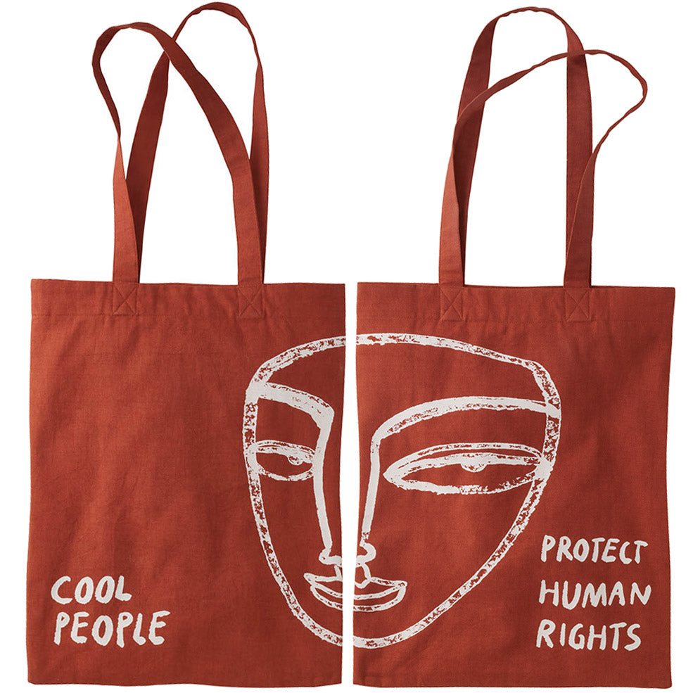 Tasche mit Vorder- und Rückseite nebeneinander. Die Motive auf beiden Seiten ergänzen sich zu einem Gesicht.