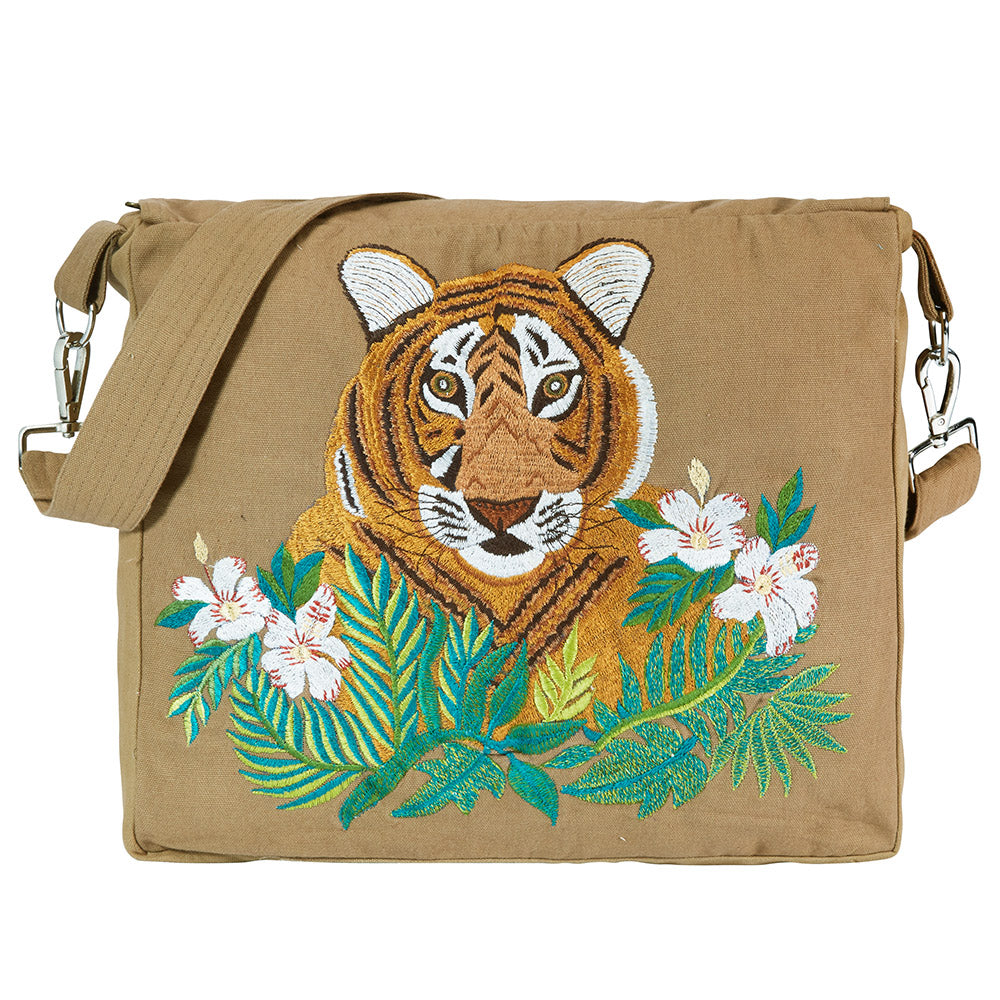 Tasche mit Gurt  und einem gestickten Tigerkopfmotiv der sich hinter gestickten exotischen Blumen befindet
