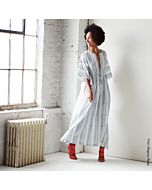 Junge Frau in einem blau weiß gestreiften Oversized Sommerkleid mit Bindegürtel