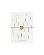 weiße Karte mit verschiedenfarbigen Geburtstagskerzen und mit einem Baumwollarmband umwickellt. Das Armband hat einen Münzanhänger mit der Auftschrift "Wish"
Oben auf der Karte steh der Text: "make a wish"