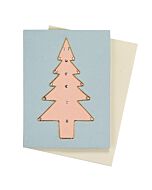 Hellblaue Karte mit rosafarbenen, mit Glitzersteinen verzierten Tannenbaum. Dahinter ein beiger Briefumschlag