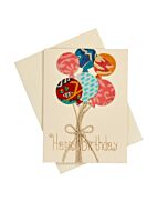 beige Geburstagskarte mit zusammengebundenen bunten Luftballons, plastisch angebracht.
Unter den Ballons steht "Happy Birthday"