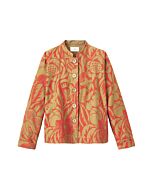 zugeknöpfte hellbraune Kurzjacke mit orangefarbigem Blumenmuster