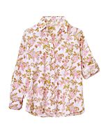 rosa Bluse mit Blumenmuster, der linke Ärmel ist hochgekrempelt