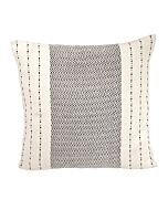 50x50 cm großes Kissen, beige mit je drei schwarzen Streifen rechts und links, mittig ein schwarzes Fischgrätmuster