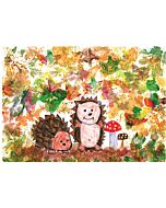 Zwei Igel neben zwei Fliegenpilzen umhüllt von herbstlichen bunten Blättern, gemalt von einem Kind