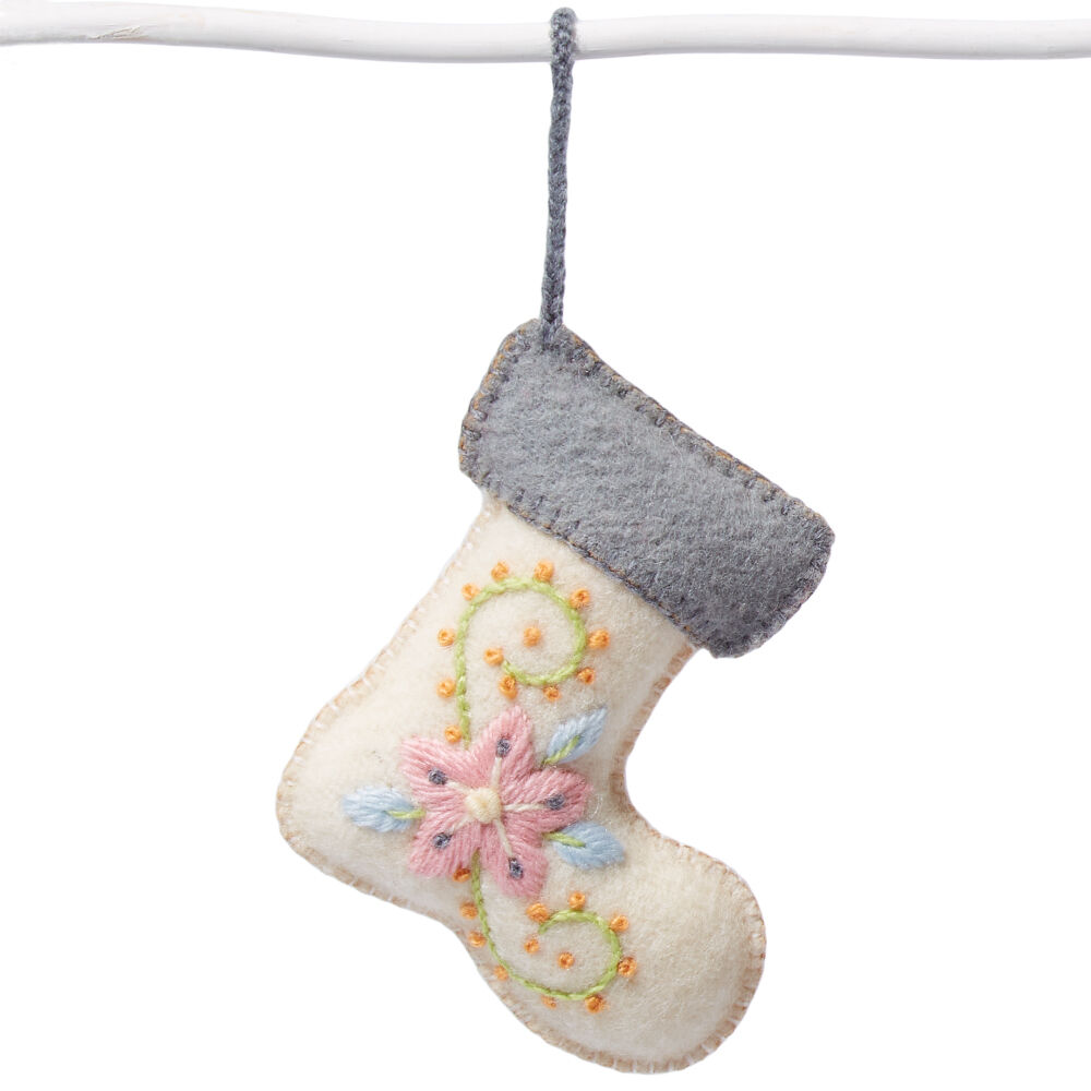 Deko-Anhänger Stiefel, bestickt, weiß-grau, Wolle-0