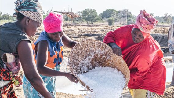 Dieses einzigartige Salz erblüht buchstäblich an der Küste von Mosambik und wird von Hand g...