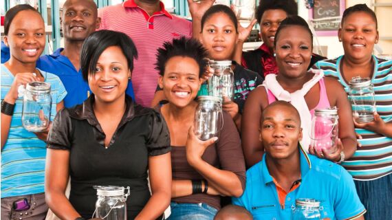 Die ikonische „Einweckglas-Solarlampe“ wurde in den Townships von Johannesburg erfunden un...