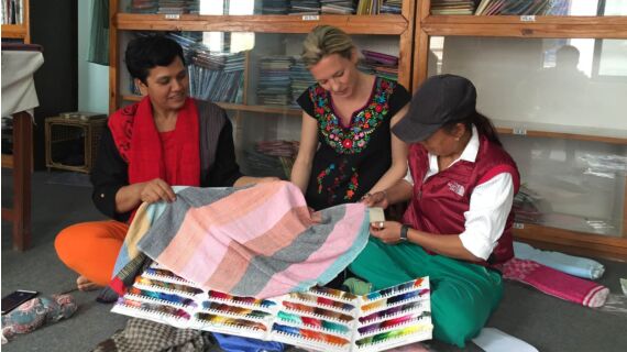 Die Schals von Maheela sind Kunstwerke, die Sie tragen können. Noch besser fühlen sich Mahee...