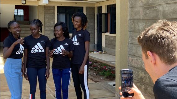 Plan Botschafter Philip Pflieger unterstützt das Projekt „Triop´s Angels“ gegen Gewalt a...