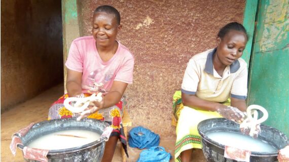 Undugu ist ein Fair-Trade-Projekt, das vielen Menschen in Kenia den Zugang zu internationalen ...