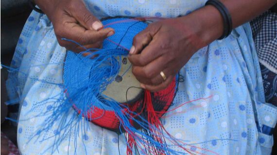 Die Korbflechterinnen von Wirework aus dem südafrikanischen Kwazulu-Natal verwenden Telefondr...