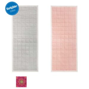Graue und rosafarbener Yogamatte nebeneinander. Im Quadrat unten ist die pinkfarbene Farbvariante.