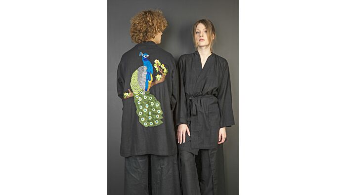 Kimono mit Pfauenstickerei