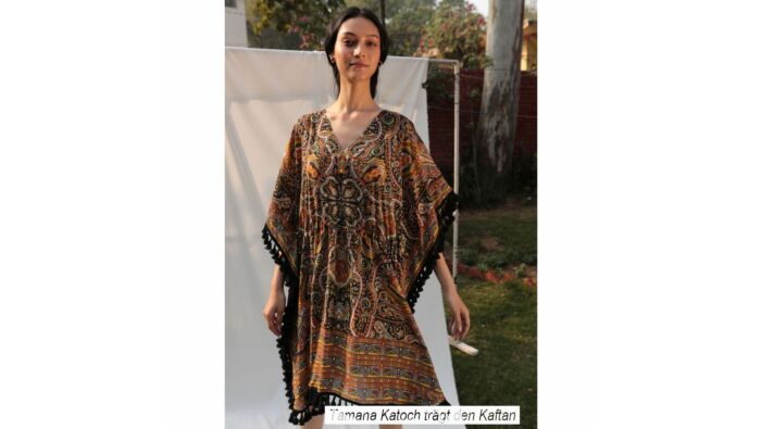 Kaftan mit schwarzen Bommeln