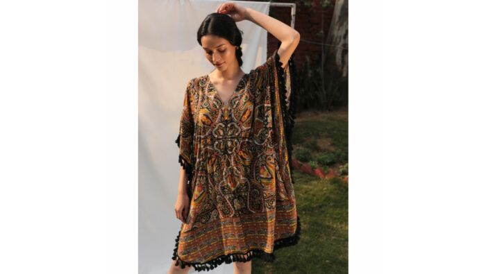 Kaftan mit schwarzen Bommeln