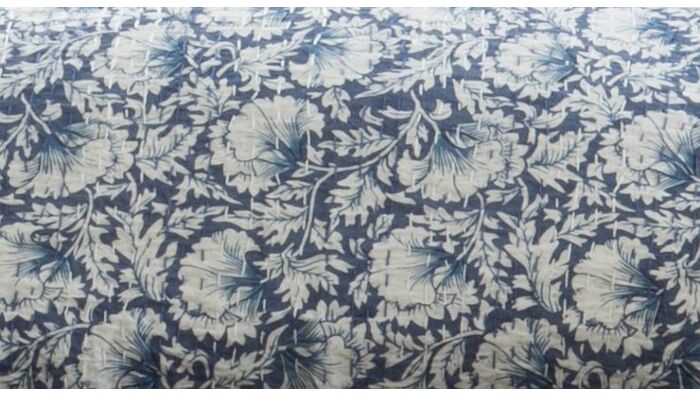Tagesdecke, dunkelblaue Blumen