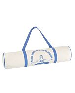 Blau weiße Yogatasche mit blauem Trageriemen, mittig eine gezeichnete Frau in blau im Schneidersitz