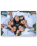 Auf dem Titelbild liegen fünf Mädchen im Gras, mit den Köpfen zueinander. Sie machen das Peace Zeichen.