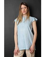 Junge Frau trägt kurzärmelige hellblaue Leinenbluse und beige Cordhose