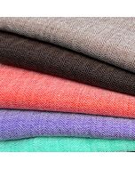 Stapel von fünf Schals in verschiedene Farben mit einem Heringbone Webmuster.