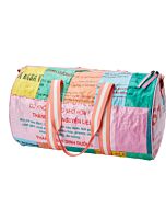 Seitenansicht einer recycelten bunten Reisetasche mit Trageriemen