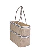 Tasche naturfarben, rundum sind sechs Außentaschen. Kante und obere Kante  mit gestreifter Borte.