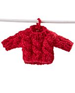 Anhänger in Form eines kleinem Pullovers an einem Ast hängend.