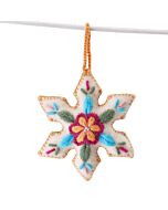 Ein Sternanhänger, der an einem Ast hängt.