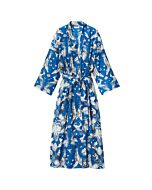 Blauer Kimono mit schwarz-weißem Muster mit Bindegürtel geschlossen.