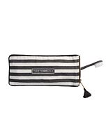 Bürstenetui mit herausschauender Zahnbürste als Deko.