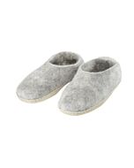 Hellgrau melierte Filzpantoffeln, hinten halbhoch geschlossen, mit heller Ledersohle.