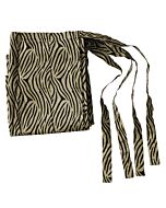 Ein Tuch, rechteckig zusammengelegt, oben rechts hat es vier mittelbreite Bänder. Es ist beige und mit einem schwarzen Muster bedruckt.