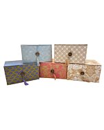 Fünf Boxen mit unterschiedlichen Mustern in unterschiedlichen Farben.  Drei nebeneinander, zwei mittig darüber.